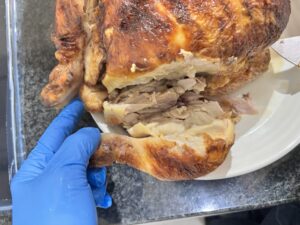 ロティサリーチキンの解体途中の様子