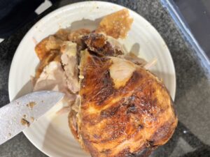 ロティサリーチキンの解体途中の様子