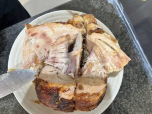 ロティサリーチキンの解体途中の様子