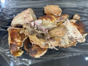 さらに解体が進み、部位ごとに分けた様子